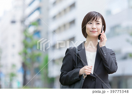 オフィス街 電話をかけるスーツの女性 Ol ビジネス スーツ ポートレート リクルートの写真素材