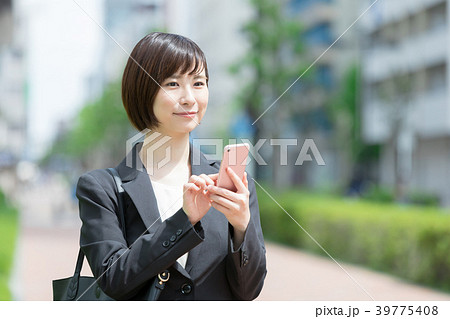 オフィス街 スマホを持ったスーツの女性 OL ビジネス スーツ ポートレート リクルート オフィス街 スマホを持ったスーツの女性 OL ビジネス スーツ ポートレート リクルート 39775408