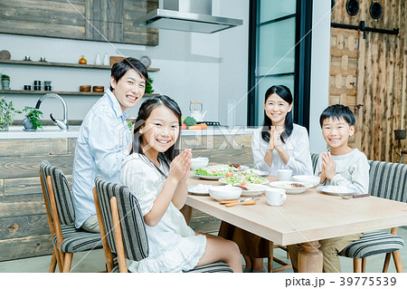 食事をする家族　父親　お父さん　お母さん　母親　姉弟　生活感 39775539