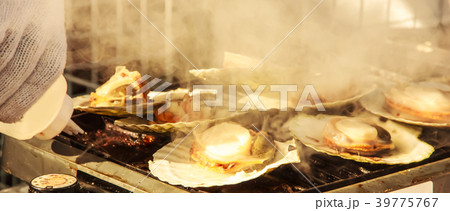 Big fresh scallops charred on the pan Big fresh scallops charred on the pan 39775767