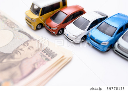 一万円の札束と車のおもちゃ 白バック 車イメージ 一万円の札束と車のおもちゃ 白バック 車イメージ 39776153