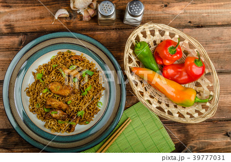 Chinese noodles with chicken and onion 39777031