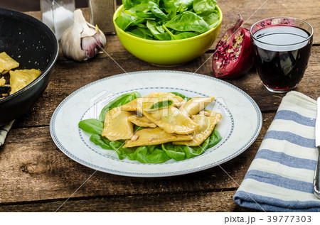 Homemade ravioli stuffed with spinach and ricotta 39777303