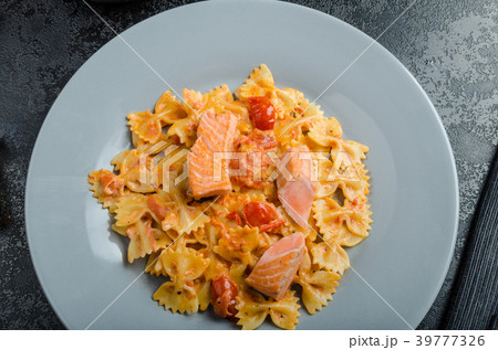 Farfalle with tomato sauce and roasted salmon 39777326