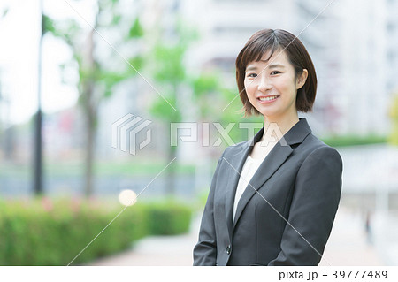 オフィス街 スーツの女性 オフィスレディ OL ビジネス スーツ ポートレート リクルート オフィス街 スーツの女性 オフィスレディ OL ビジネス スーツ ポートレート リクルート 39777489