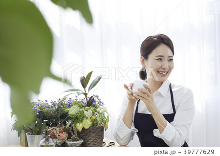 女性 植木鉢 鉢 39777629
