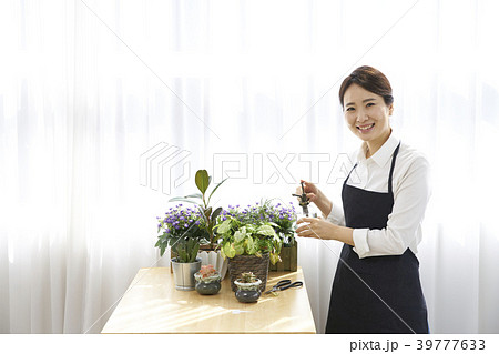 女性 植木鉢 鉢 39777633
