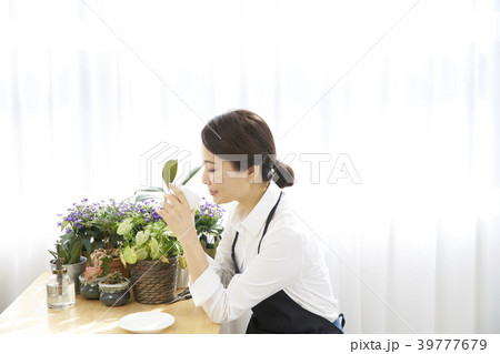 女性 植木鉢 鉢 39777679