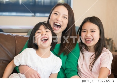 笑顔の小学生2人姉妹と母親 笑顔の小学生2人姉妹と母親 39778513
