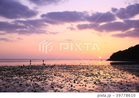 沖縄の海と空の夕景 39778610