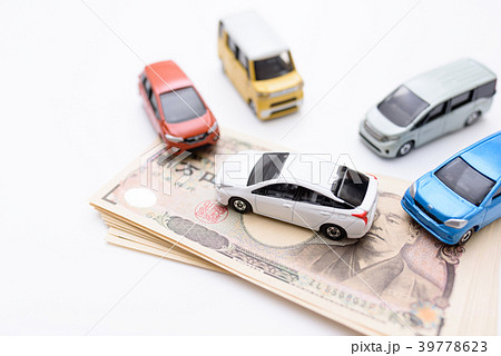 一万円の札束の上に車のおもちゃ　白バック　車イメージ 39778623