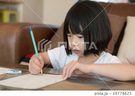 鉛筆で書く小学生の女の子 鉛筆で書く小学生の女の子 39778625
