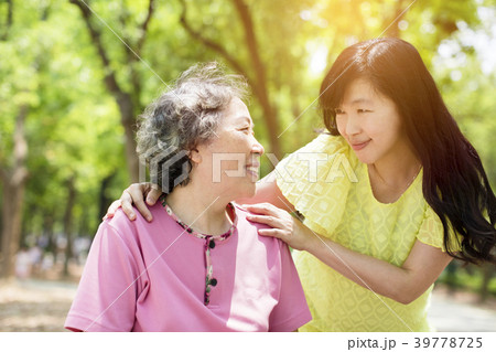 happy senior mother with daughter in the park 39778725