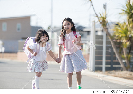 小学生女子姉妹 登校する小学生2人姉妹の写真素材 [39778734] - PIXTA