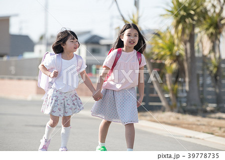 登校する小学生2人姉妹 登校する小学生2人姉妹 39778735
