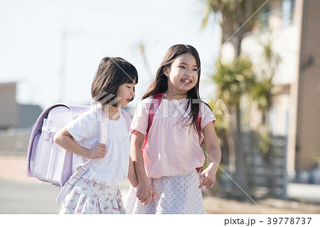 登校する小学生2人姉妹 39778737
