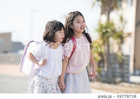 登校する小学生2人姉妹 39778738