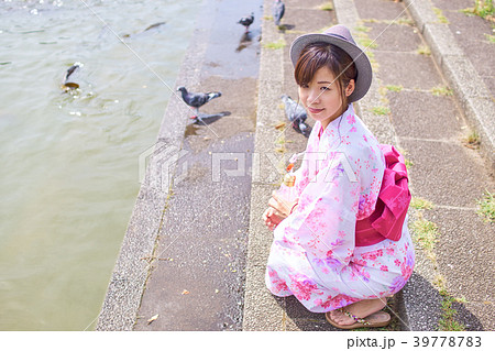 浴衣姿でしゃがむ女性の写真素材