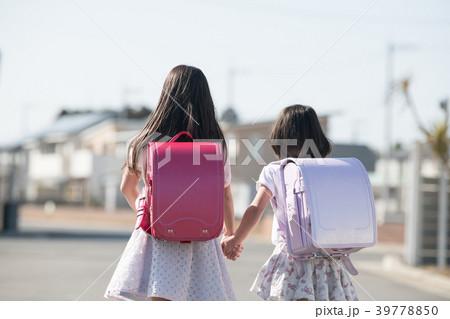 ランドセルを背負い登校する小学生2人姉妹 ランドセルを背負い登校する小学生2人姉妹 39778850