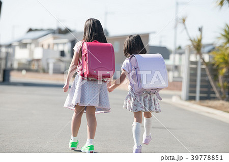 ランドセルを背負い登校する小学生2人姉妹 ランドセルを背負い登校する小学生2人姉妹 39778851