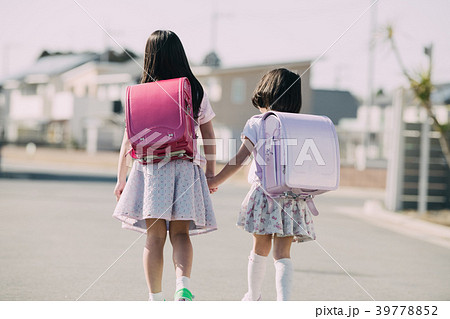 ランドセルを背負い登校する小学生2人姉妹 39778852
