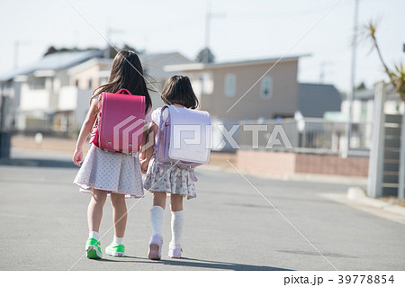 ランドセルを背負い登校する小学生2人姉妹 39778854