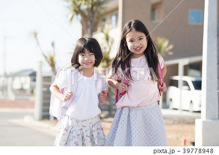 ランドセルを背負う小学生2人姉妹 39778948