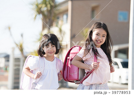 ランドセルを背負う小学生2人姉妹 39778953