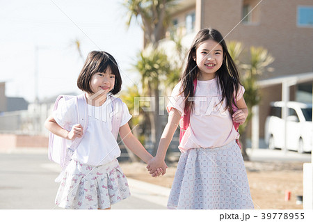 登校する小学生2人姉妹 39778955