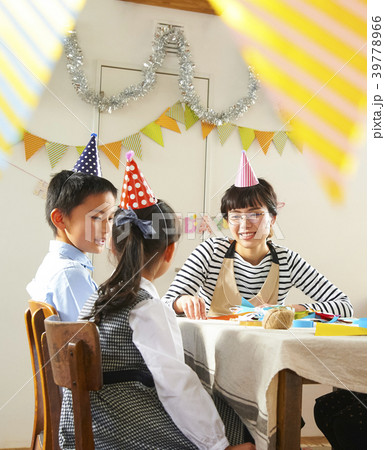 パーティーの準備をする子供たち パーティーの準備をする子供たち 39778966