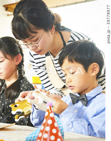 パーティーの準備をする子供たち 39778977