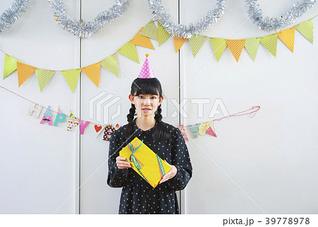 バースデイパーティーを楽しむ女の子 39778978