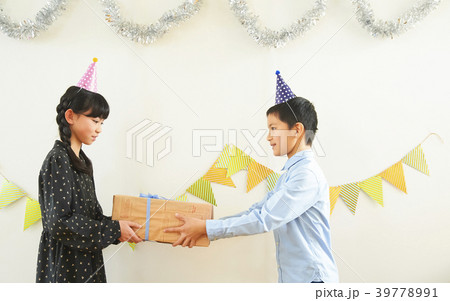 パーティー　プレゼントを渡す子供 39778991