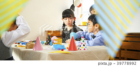 パーティーの準備をする子供たち 39778992