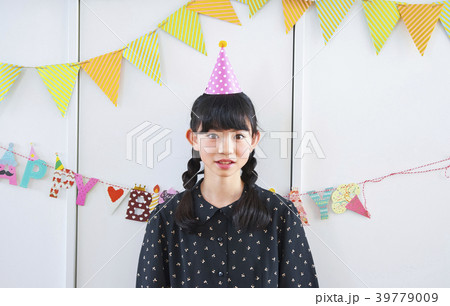 バースデイパーティーを楽しむ女の子 バースデイパーティーを楽しむ女の子 39779009