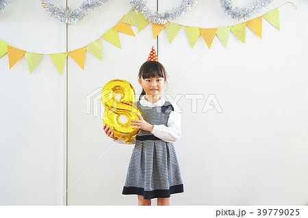 バースデイパーティーを楽しむ女の子 バースデイパーティーを楽しむ女の子 39779025