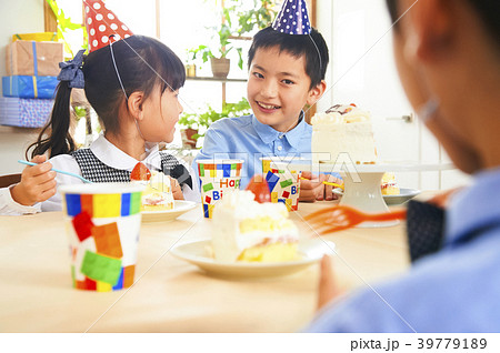 バースデイパーティー　キッズ　バースデイケーキ 39779189