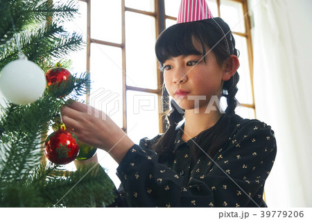 クリスマス パーティーの準備をする親子 クリスマス パーティーの準備をする親子 39779206