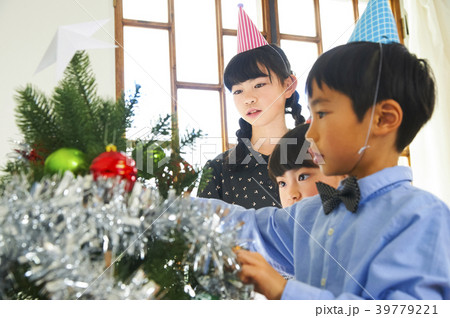 クリスマス パーティーの準備をする親子の写真素材