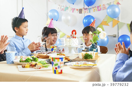 バースデイパーティー　キッズ　バースデイケーキ 39779232