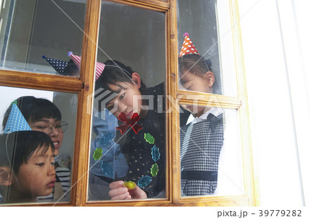 クリスマス準備　飾り付け　親子 39779282