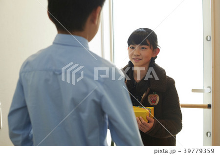 プレゼントを渡す女の子 39779359