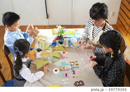 パーティーの準備をする子供たち パーティーの準備をする子供たち 39779393