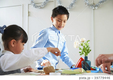パーティーの準備をする子供たち パーティーの準備をする子供たち 39779446