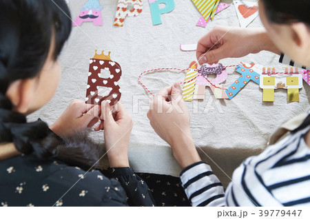 パーティーの準備をする女の子 39779447