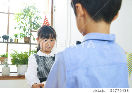 パーティー　プレゼントを渡す子供 39779458
