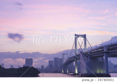 夕焼けを背景にした東京お台場レインボーブリッジの写真素材