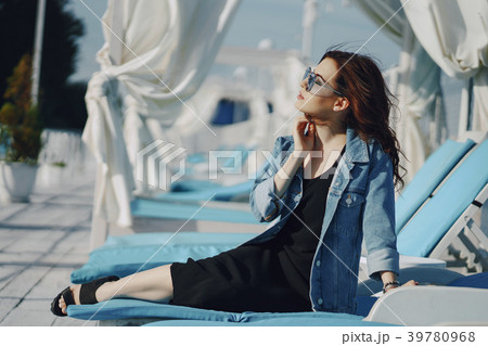 girl in sunglasses 39780968