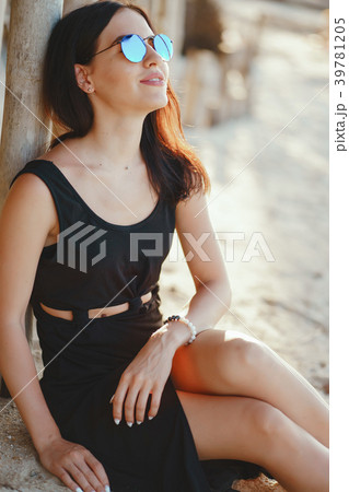 brunette girl exploring the beach brunette girl exploring the beach 39781205