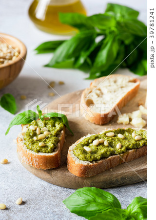 Pesto bruschetta on wooden board 39781241